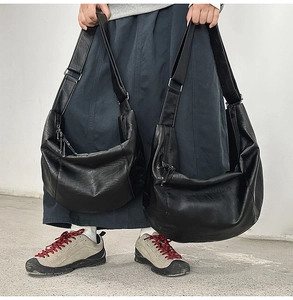 Comparaison de taille entre grands et petits sacs bandoulière en cuir PU noir mat