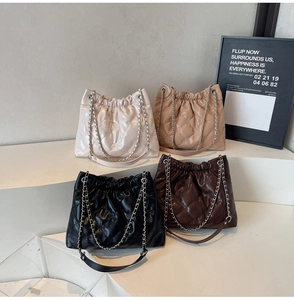 Détail de quatre sacs matelassés à chaîne en beige, marron, noir et couleur café foncé