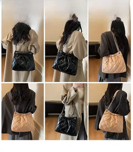 Sac seau matelassé avec bandoulière chaîne en noir et beige sous plusieurs angles