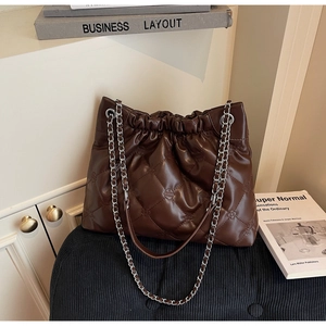 Détail du sac cabas matelassé marron foncé avec bandoulière chaîne et broderie