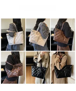 Détail de cabas matelassé avec mini pochette assortie et boucle en métal ajustable