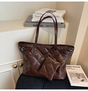 Détail du sac fourre-tout matelassé marron foncé avec gaufrage floral et pochette