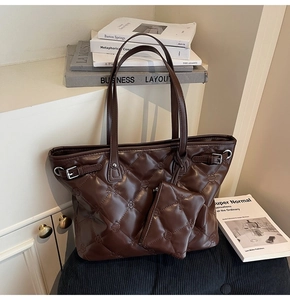 Détail du sac cabas matelassé marron foncé avec pochette zippée assortie et motif vintage