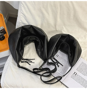 Détail de sacs croissants en cuir PU noir en deux tailles avec fermeture éclair lisse