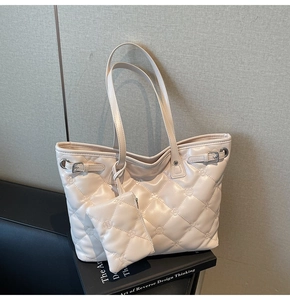 Détail du grand sac cabas matelassé avec mini pochette assortie et boucles argentées