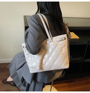 Détail du sac cabas matelassé avec gaufrage floral et boucle en argent réglable