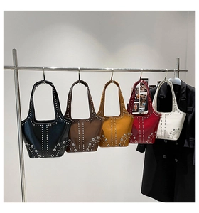 Dettaglio delle borse a tracolla vintage con borchie metalliche in vari colori alla moda