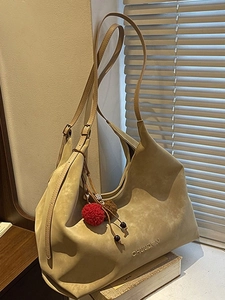 Sac Fourre-tout en Suède pour Femmes Grande Capacité Vintage Souple Sac à Bandoulière Avec Pendentif Boule de Poils Couleur Unie