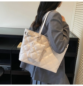 Détail du sac cabas matelassé blanc avec gaufrage floral et sa mini pochette assortie