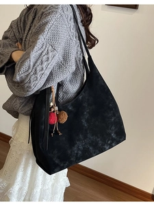 Sac cabas rétro en daim noir avec logo CHUDON et pendentif à pompons décoratif