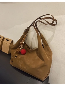 Sac fourre-tout en daim marron caramel avec breloque vintage et bandoulière ajustable