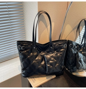 Vue détaillée du sac cabas noir matelassé avec pochette amovible et boucle en métal