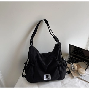 Dettaglio borsa tote in nylon nero con tasca a coulisse e tracolla regolabile