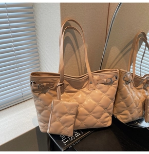 Détail du sac fourre-tout beige matelassé avec broderies fleurs et petit porte-monnaie