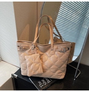 Détail du sac cabas matelassé abricot avec boucle argentée et mini pochette assortie