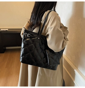 Détail du cabas matelassé noir avec gaufrage floral et mini pochette assortie incluse