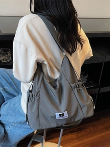 Borsa a tracolla minimalista in nylon grigio a pieghe con etichetta Bear per studenti