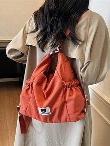 Borsa a tracolla arancione plissettata in nylon capiente con logo di orso per studenti