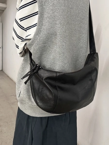 Sac Hobo en Cuir PU Grande Capacité Sac Lune Minimaliste Plissé Sac Bandoulière Décontracté pour Femmes Hommes Streetwear Sac à Épaule Dumpling