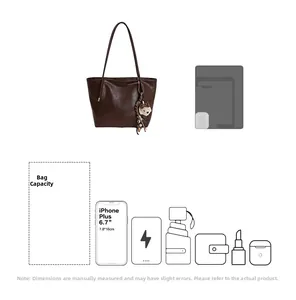 Grand sac cabas en cuir marron foncé montrant tablette, parapluie et objets du quotidien