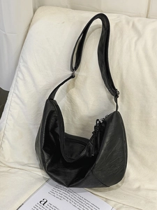 Sac hobo classique en cuir noir avec bandoulière réglable pour le trajet quotidien