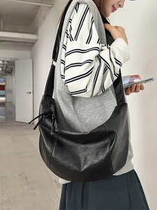 Grand sac bandoulière demi-lune en cuir noir souple pour les déplacements quotidiens