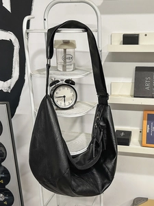 Grand sac hobo noir en cuir PU avec large bandoulière et fermeture à glissière en métal
