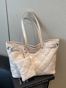 Sac fourre-tout beige à fleurs matelassées avec petit porte-monnaie style bureau