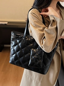 Grand sac cabas noir matelassé avec gaufrage floral et petite pochette assortie