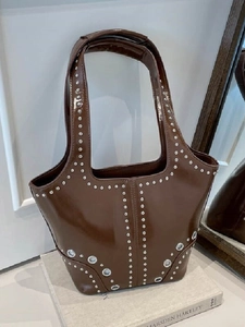 Borsa a Tracolla in Pelle PU con Rivetti Moda Europea per Donna Grande Capacità Stile Punk Borsa Sottobraccio a Secchiello con Occhielli