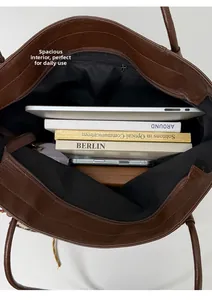 Vue de dessus du grand sac cabas en cuir marron montrant l'intérieur spacieux et pratique