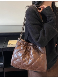 Sac seau en cuir matelassé marron avec bandoulière chaîne et motif vintage en relief