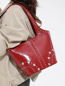 Borsa a spalla in pelle verniciata rossa con borchie argentate e tracolla larga