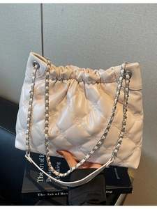 Sac seau matelassé avec broderie florale et bandoulière en chaîne pour femme en blanc
