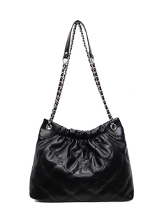 Sac seau matelassé noir avec relief couronne et bandoulière chaîne sur fond blanc neutre