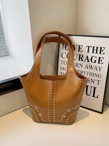 Borsa hobo marrone con borchie con finitura lucida e dettagli in metallo argentato