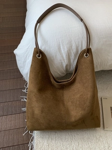 Retro brown suede shoulder bag with large capacity for daily commuting style