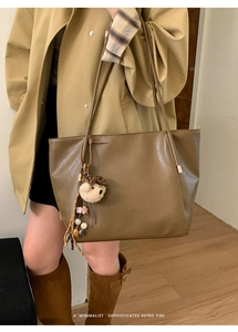 Vue détaillée du grand sac cabas en cuir vert olive avec ours en peluche et perles