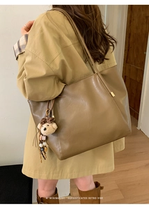 Détail du sac cabas rétro en similicuir marron avec un pendentif ours en peluche mignon