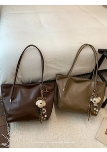 Détail de sacs fourre-tout vintage en marron et vert avec texture en similicuir et gris-gris