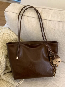 Grand Sac Fourre-tout en Cuir PU Rétro pour Femmes 2026 Mode Sac à Épaule Minimaliste Avec Joli Charme de Chien en Peluche Quotidien