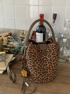 Vintage Suede Leopard Print Bucket Bag For Women Fashion Commuter Crossbody Bag With Flower Charm Shoulder Handbag