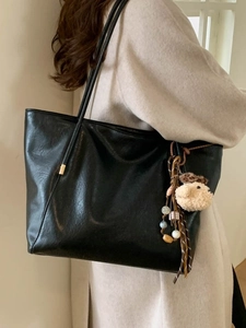 Grand sac cabas vintage noir avec breloque ours en peluche pour un look d'automne hiver