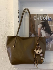 Grand sac cabas vintage vert olive en cuir lisse avec un joli pendentif ours