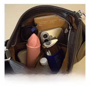 Vue détaillée de l'intérieur spacieux et des compartiments du sac à main en cuir marron