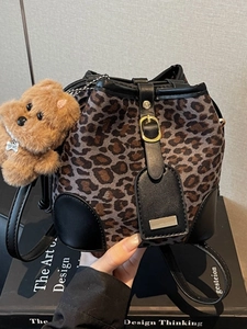 Leopard Print PU Leather Bucket Bag For Women Vintage Crossbody Bag Fashionable Messenger Bag With Teddy Bear Pendant