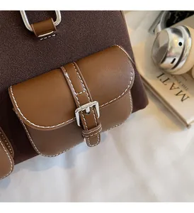 Détail du sac cabas marron montrant les coutures contrastées et la boucle en argent