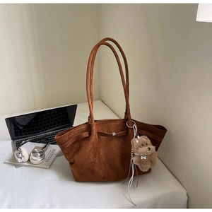 Braune Shopper-Tasche aus Wildleder mit Plüsch-Hundeanhänger und Laptop-Deko