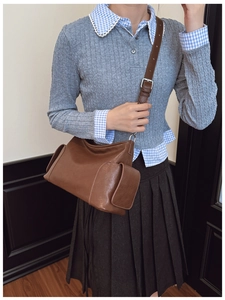 Sac fourre-tout vintage en similicuir marron avec poches latérales porté par un mannequin