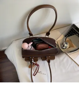 Intérieur spacieux du sac cabas en cuir marron montrant sa grande capacité de rangement